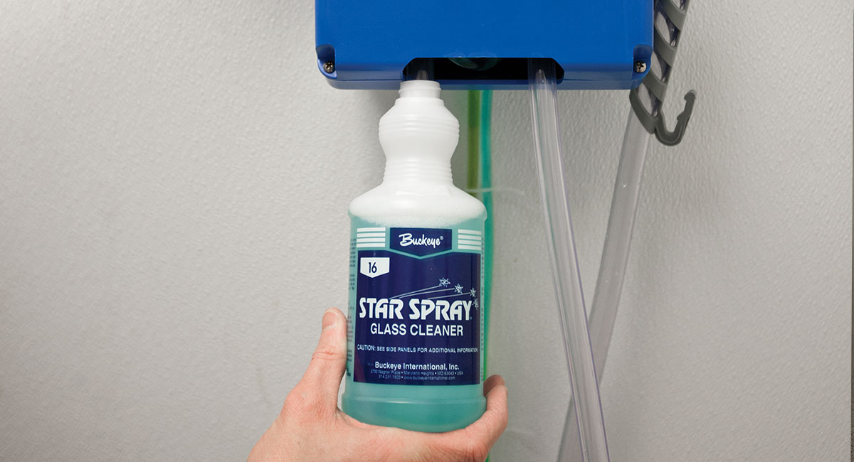 Star Spray glass cleaner Grip & Go being filled up with Smart System